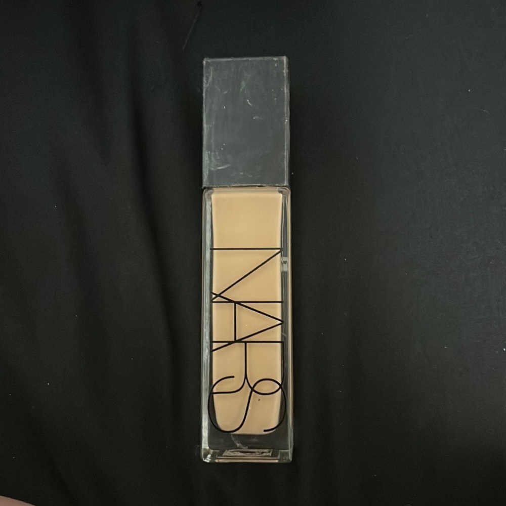 Narrs natural radian long wear foundation